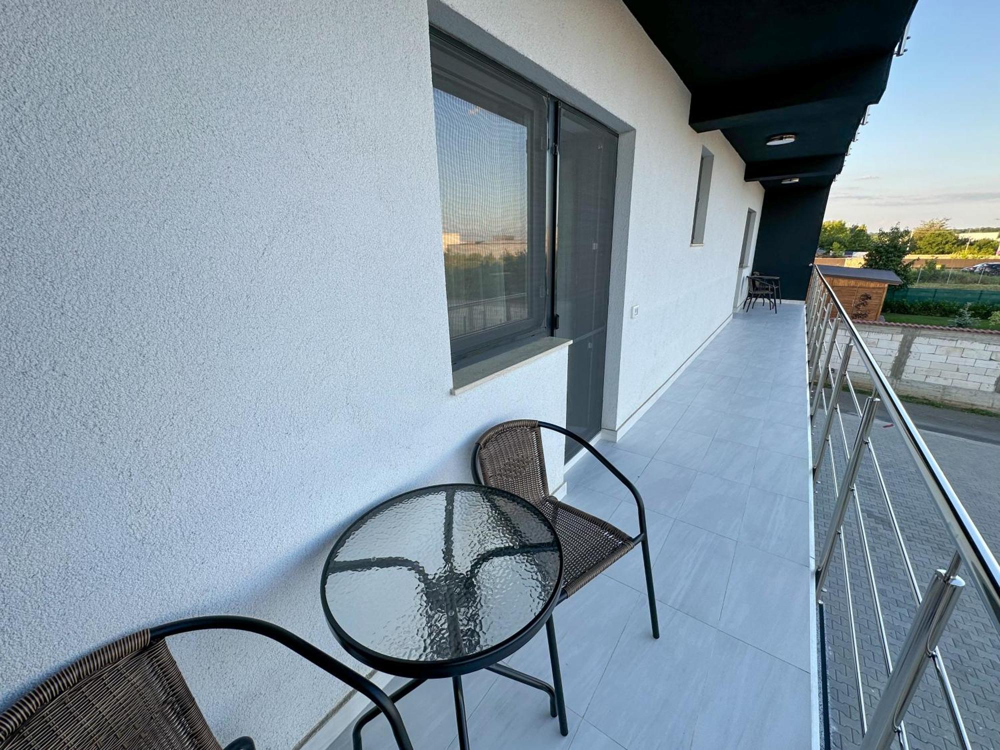 Zim Family Airport Apartman Otopeni Kültér fotó
